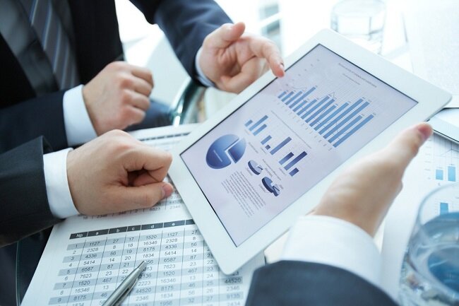 DT analysts with iPad